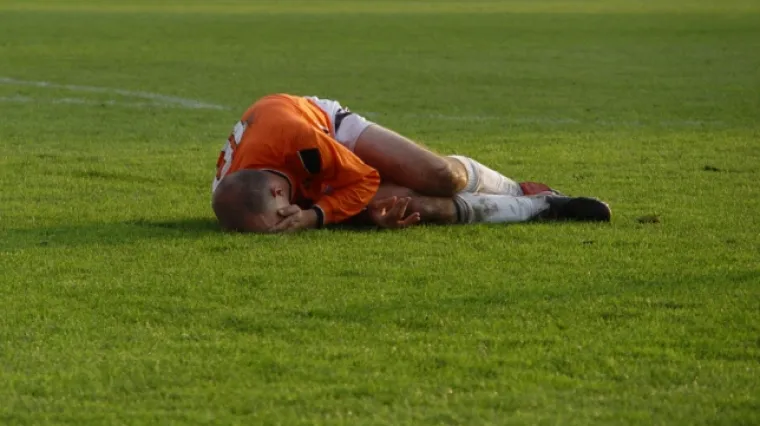 Brutalan ulet u međunožje