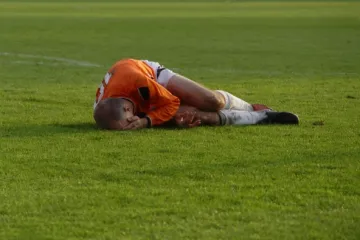 Brutalan ulet u međunožje