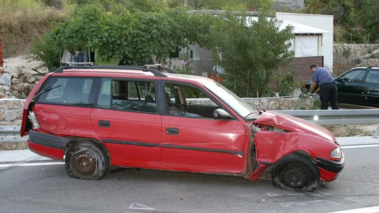 Pijana se autom zabila u ogradu, prevozila devetoro ljudi