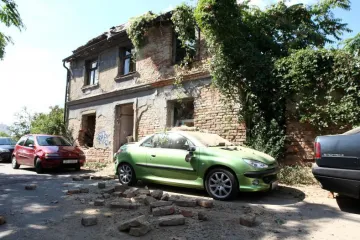 Napuštena kuća rasturila Peugeot