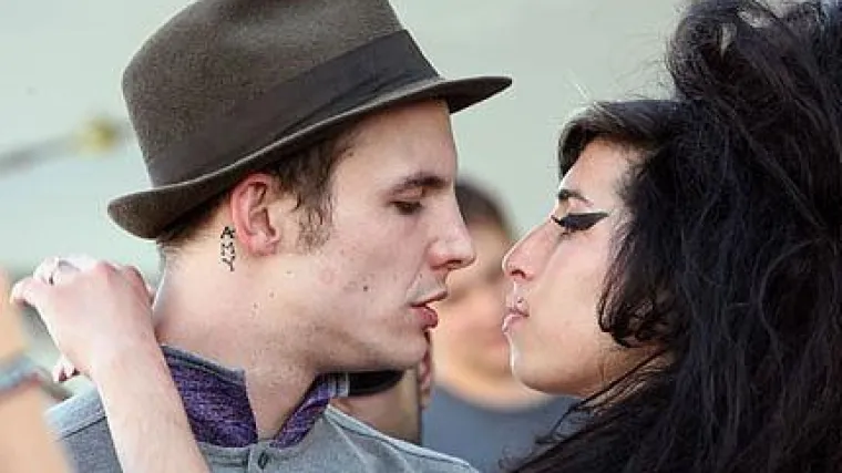 Bivši suprug naplaćivao Amy za poljupce!