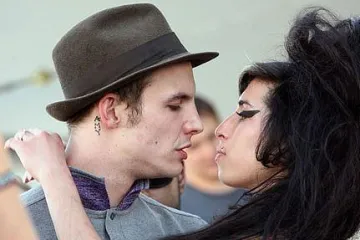 Bivši suprug naplaćivao Amy za poljupce!