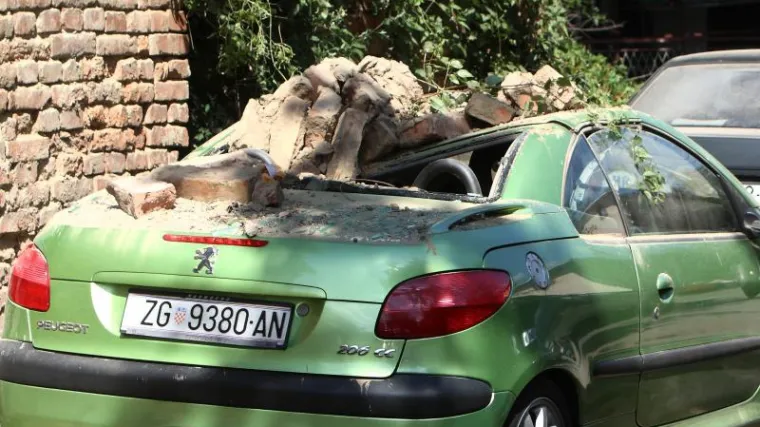 Urušio se zid kuće i pao na automobil