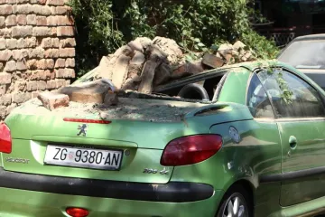 Urušio se zid kuće i pao na automobil