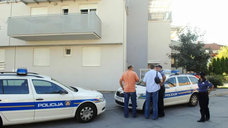 Beba pala na glavu s balkona!