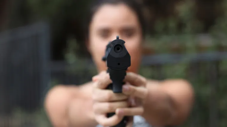 Naoružana majka otela sina iz &scaron;kole