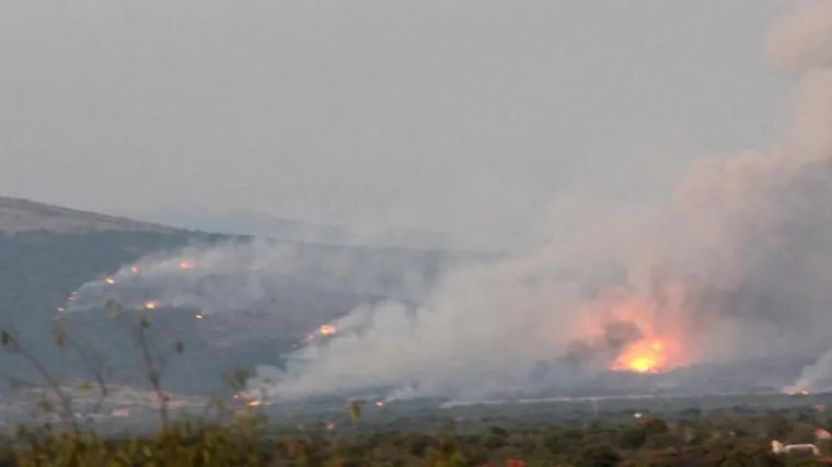 Požar u vojarni kraj Knina se smirio