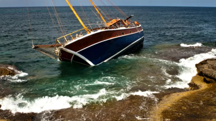 Brod prepun izletnika nasukao se na Ugljanu