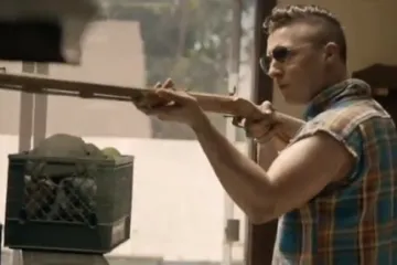 Videospot prepun seksa i oružja