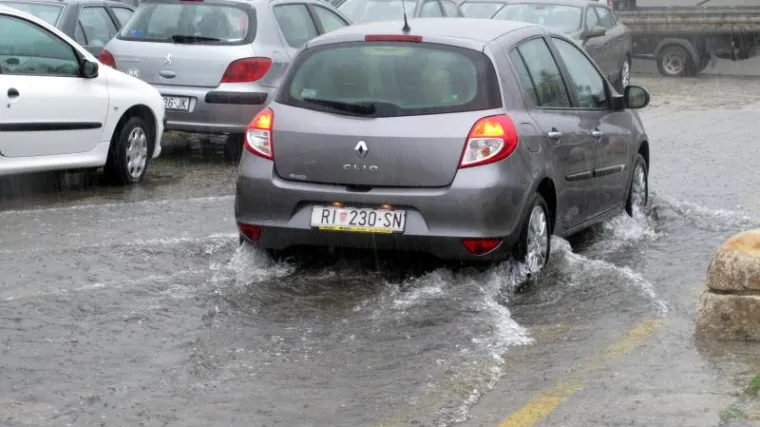 Obilna ki&scaron;a potopila riječke prometnice
