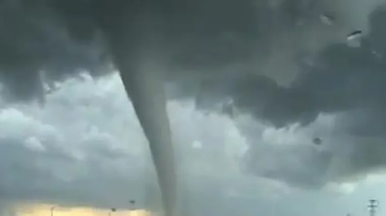 Austrija pod snijegom, Italiju poharao tornado