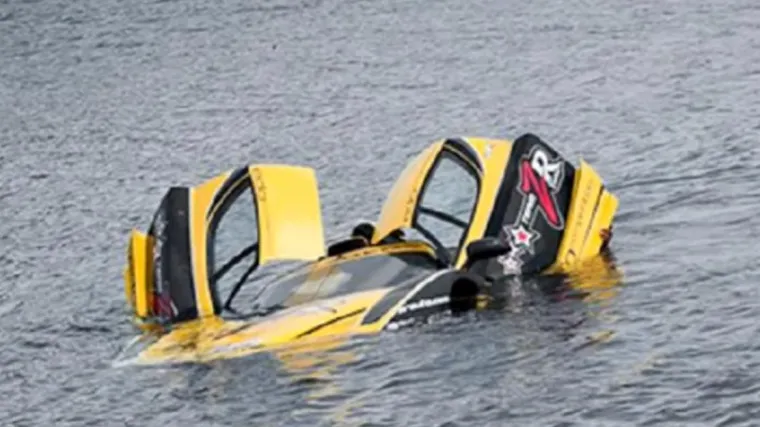 Ferrari od 1,5 milijuna dolara parkirao u jezero