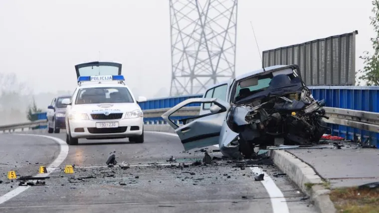U nesreći na autocesti smrtno stradala vozačica