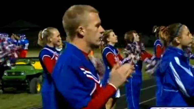 Odustao od nogometa da bi postao navijačica