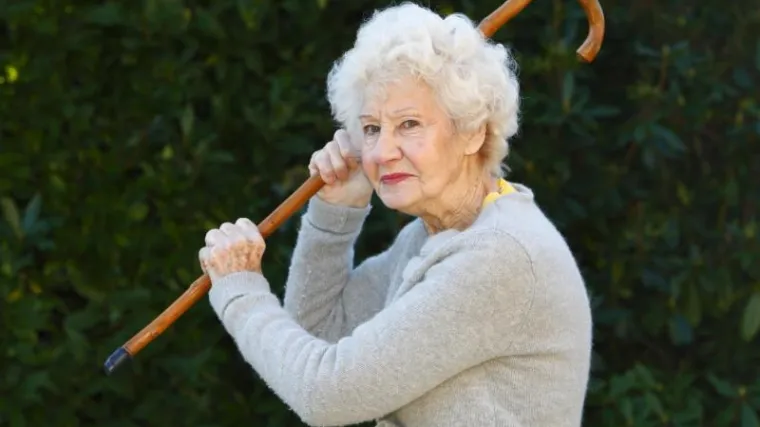 Rastrojena starica nasrnula na policajce