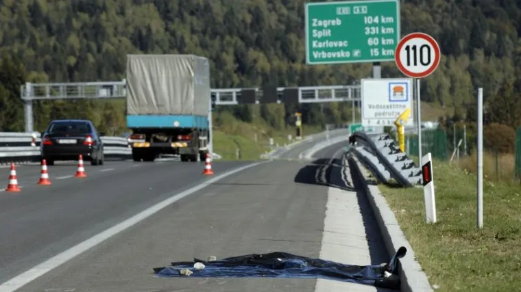 Bolesni zatvorenik im ispao iz vozila i poginuo