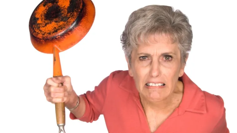 Nasilna starica pretukla i izgrizla tinejdžera