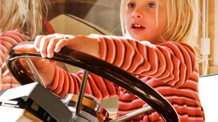 Djevojčica pijanog oca vozila u automobilu