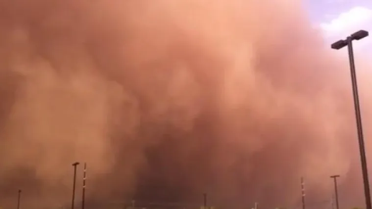 Zastra&scaron;ujuća oluja pretvorila dan u noć