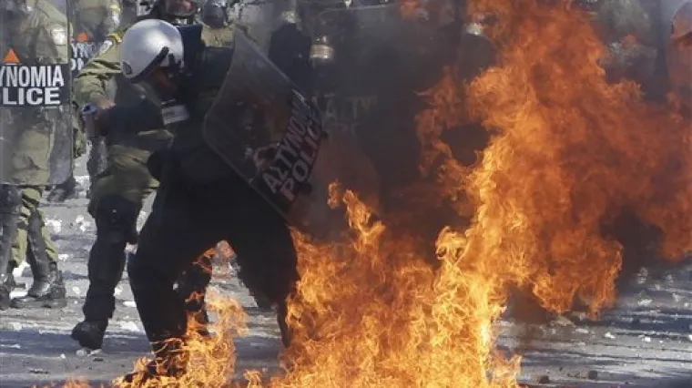 Atena gori: U sukobima lete Molotovljevi kokteli