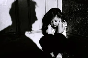 Majka prisiljavala djevojčicu da snima grupni seks