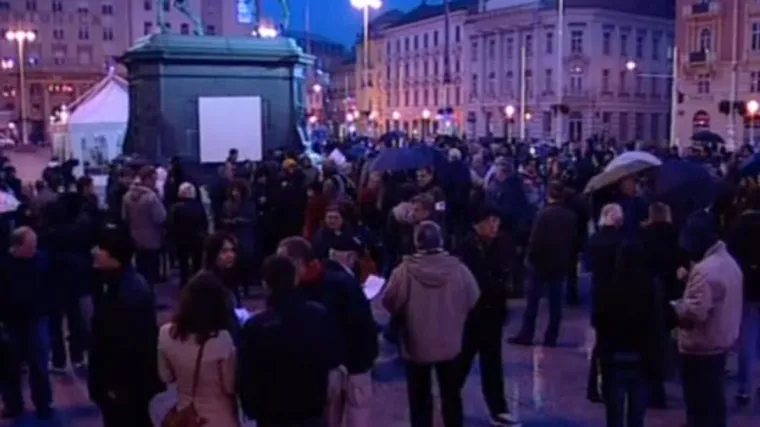 Na Trgu bana Jelačića par stotina prosvjednika