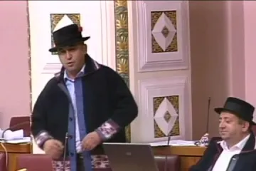 HDSSB-ovci paradirali u narodnim nošnjama