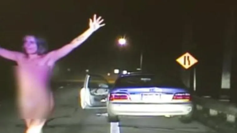 Pijana žena u toplesu i tangama izazivala policiju