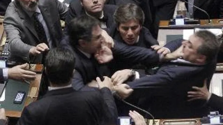 Zbog reformi letjele &scaron;ake u Parlamentu