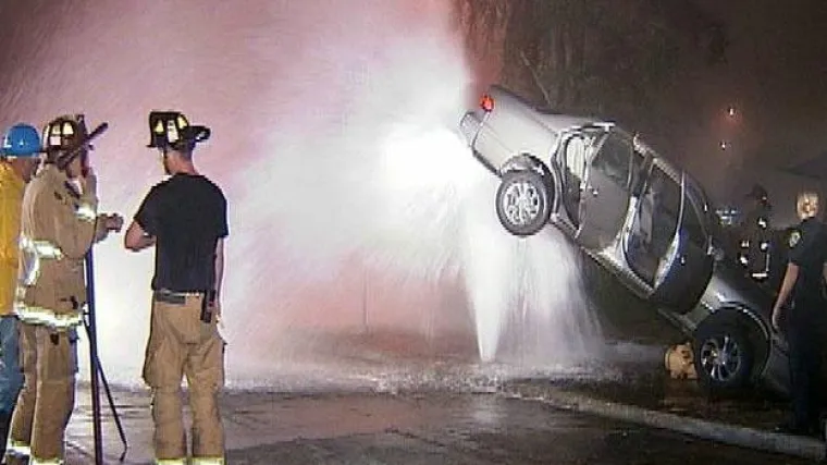 Automobil izazvao bizarnu poplavu u susjedstvu