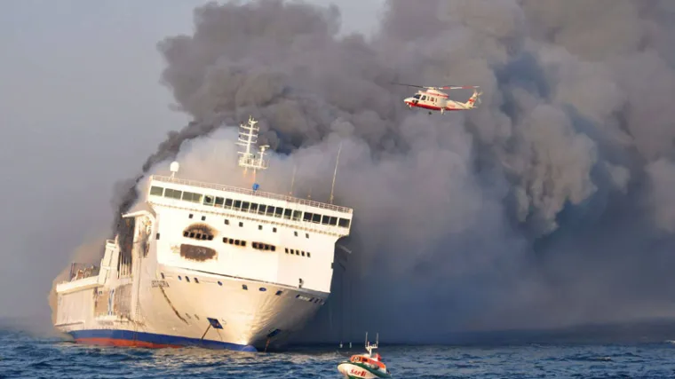 Vatrena stihija poharala trajekt s 1.230 putnika