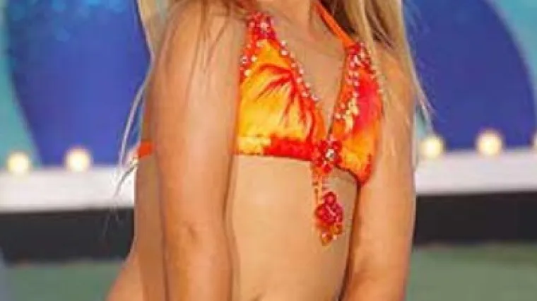 Malena misica pozira u oskudnom bikiniju