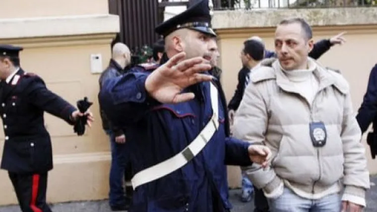 Pomahnitali beskućnik pucao na svećenika