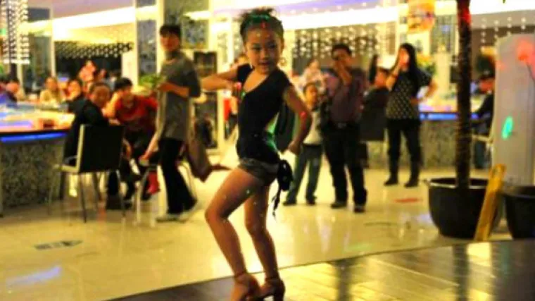 Djevojčica polugolim plesom prehranjuje obitelj