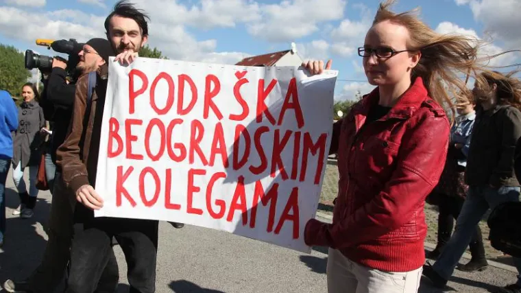 Neonacisti metalnim &scaron;ipkama i kamenjem napali studente