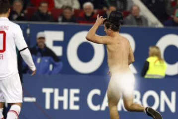 Goli navijač šokirao igrače Bayerna