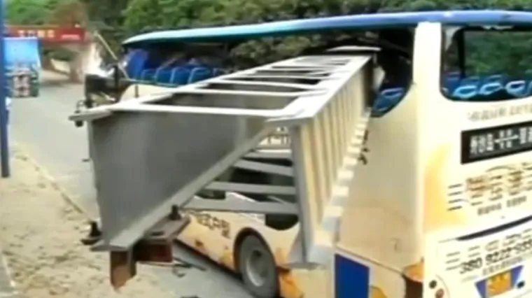 Autobusom na kat zapeo za željezni most