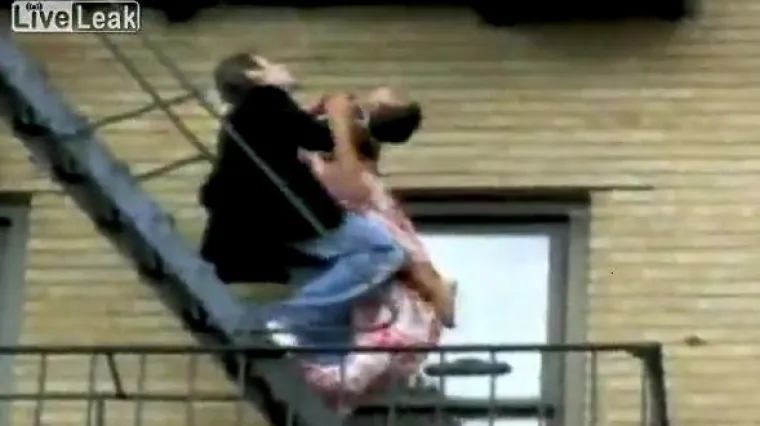 Hrabri prolaznik spasio dječaka iz goruće zgrade