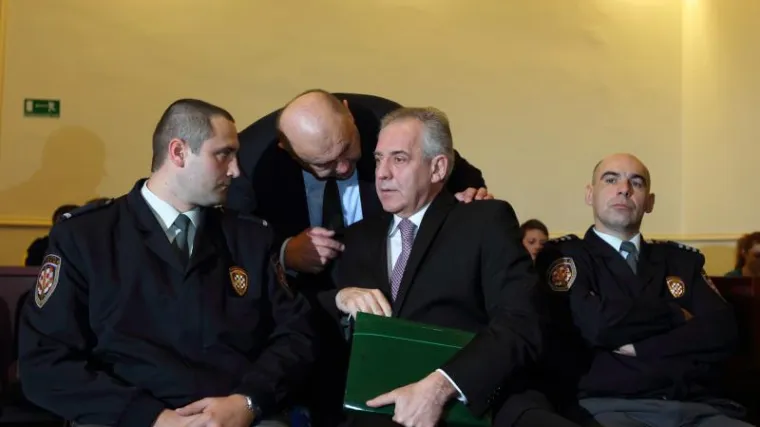 Pogledajte Sanaderov okr&scaron;aj sa sucem