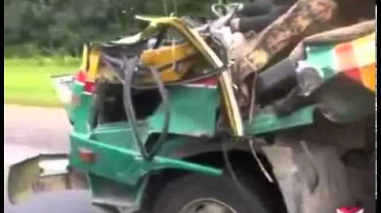 Autocestom vozio potpuno skr&scaron;enim kamionom