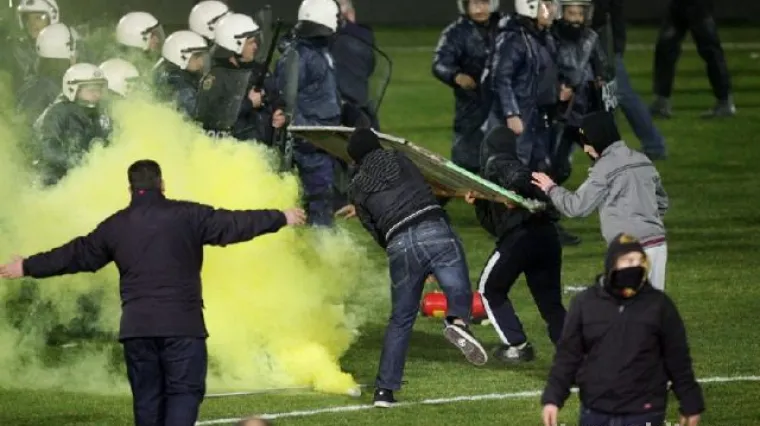 Navijači upali na teren u lovu na suca