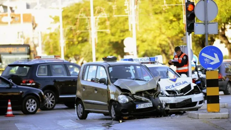 Policajac jurio kroz crveno i skrivio nesreću?