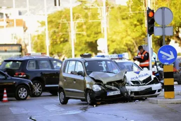 Policajac jurio kroz crveno i skrivio nesreću?