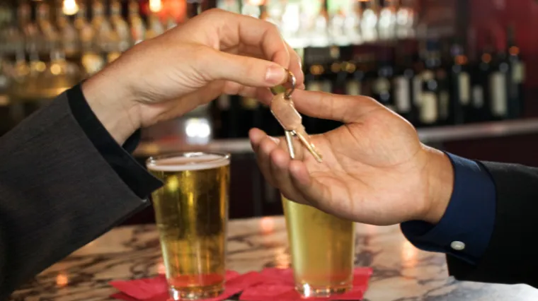 Konzul 'mrtav pijan' uhvaćen za volanom