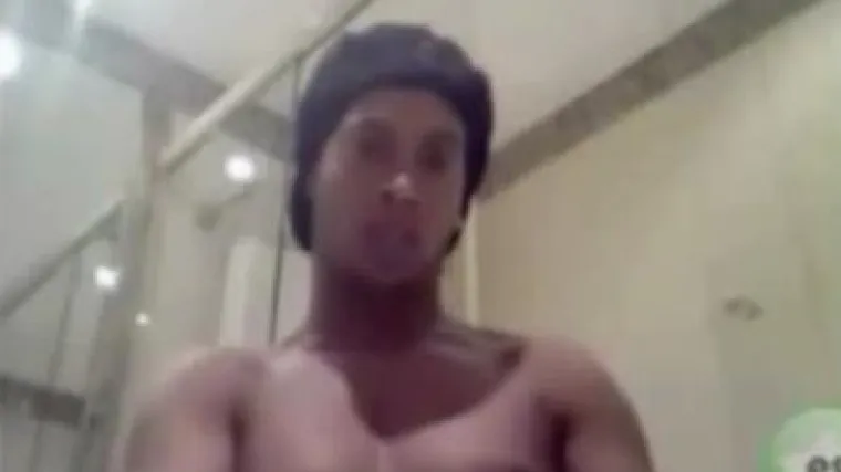 Ronaldinho uhvaćen kako 'nateže majmuna'!