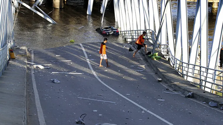 Ljudi nestali ispod uru&scaron;enog mosta