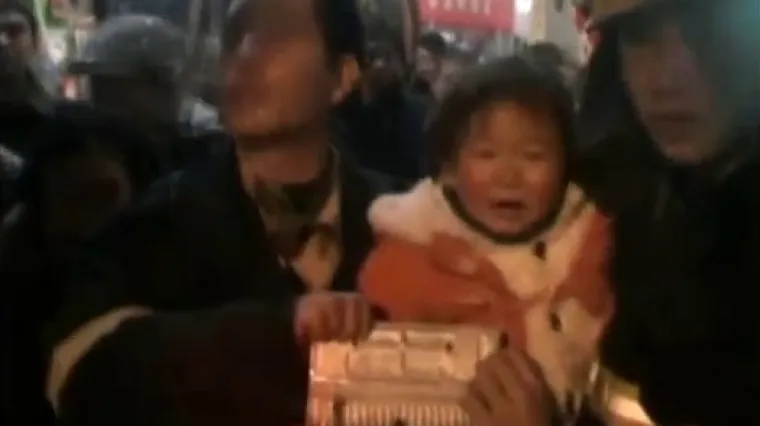 Curici zapeo prst u pokretnim stepenicama!