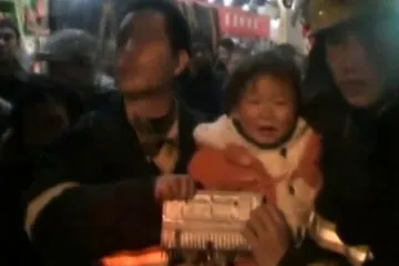 Curici zapeo prst u pokretnim stepenicama!