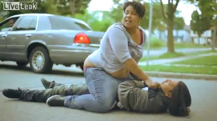 Bijesna žena pretukla svog nasilnog dečka