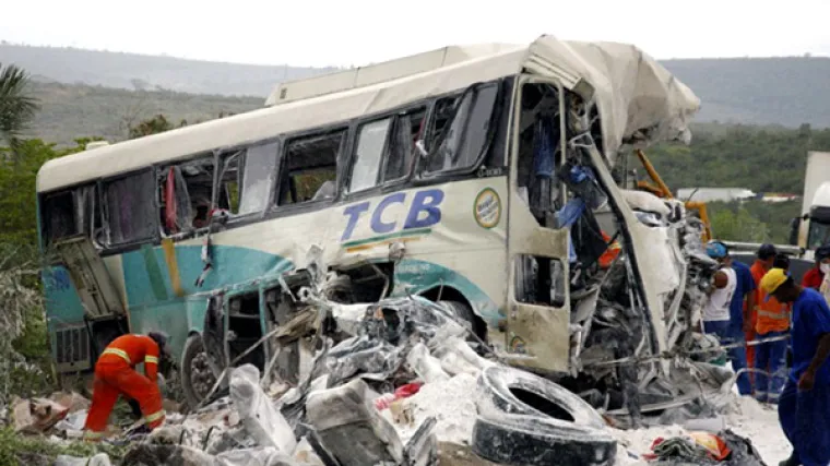 Kamion se zabio u autobus, poginule 33 osobe